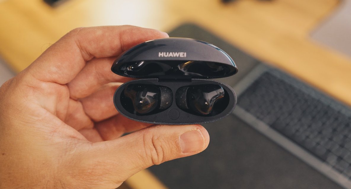Interior del estuche de los Huawei FreeBuds Neo con los dos auriculares alojados en sus ranuras de carga.