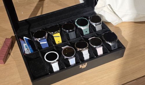 Estuche de coleccionista con diferentes modelos y colores de la serie Huawei Watch GT7 sobre una mesa de madera.