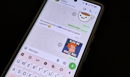 Conversación de WhatsApp en un móvil donde se solicita una transferencia de dinero urgente.