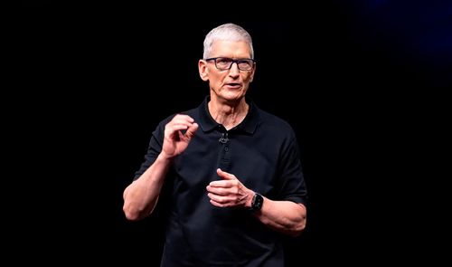 Tim Cook hablando durante una presentación en un escenario oscuro