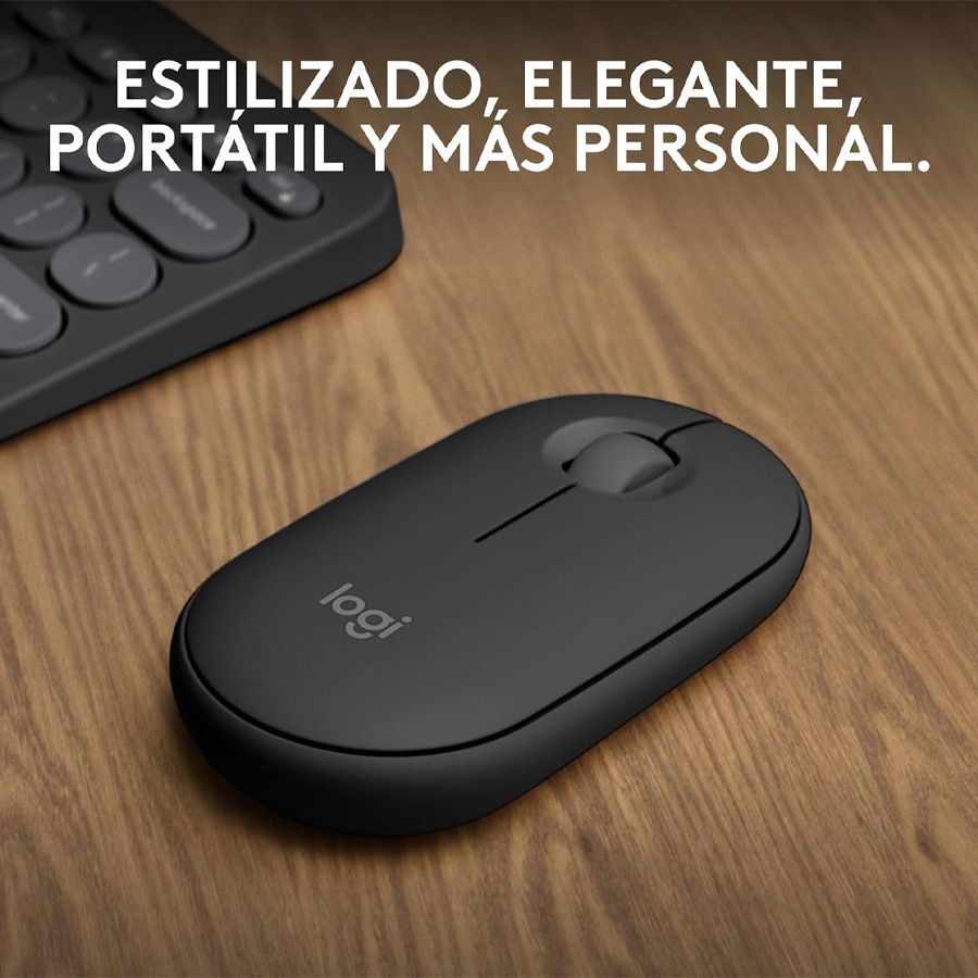 Ratón inalámbrico Logitech Pebble Mouse 2 de color negro sobre una mesa de madera junto a un teclado a juego.