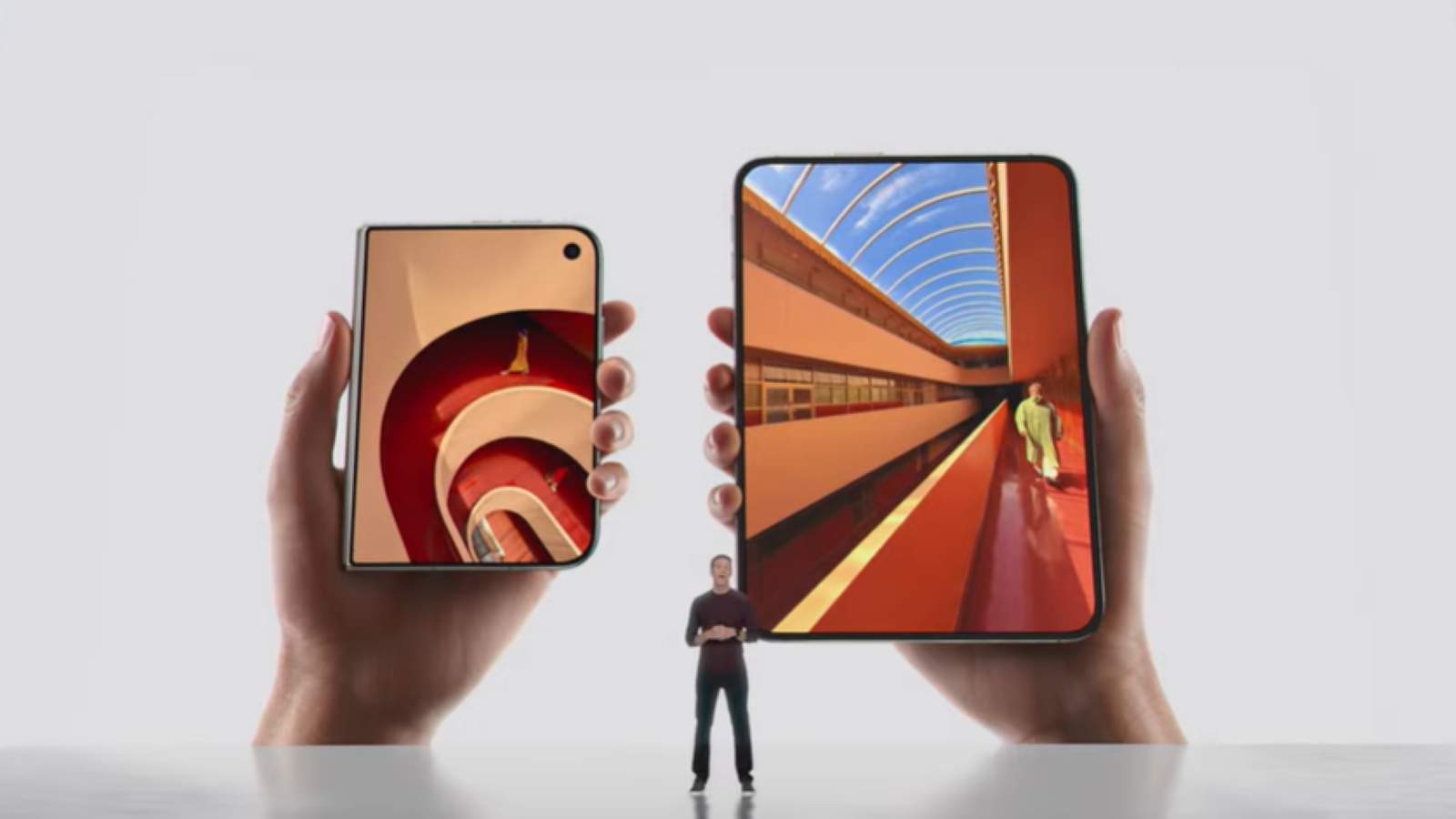 Manos sosteniendo el iPhone Duo.