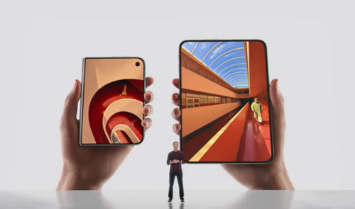 Comparativa de tamaño del iPhone Duo plegado y desplegado sostenido por dos manos.