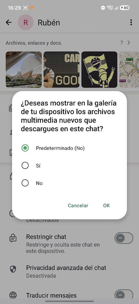 Menú de configuración en una aplicación de mensajería para elegir si mostrar archivos multimedia en la galería del teléfono.