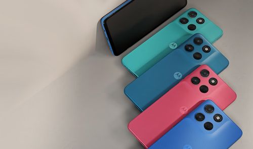 Cuatro teléfonos Motorola Moto G57 Power en colores verde, azul oscuro, rosa y azul claro alineados en diagonal junto a una pantalla frontal.