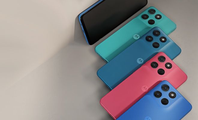 Cuatro teléfonos Motorola Moto G57 Power en colores verde, azul oscuro, rosa y azul claro alineados en diagonal junto a una pantalla frontal.