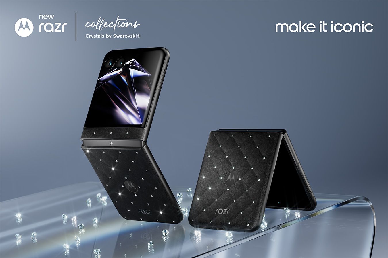 Teléfono plegable Motorola Razr 70 con acabado en cuero negro y cristales incrustados sobre una superficie de cristal.