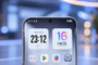 Primer plano de la pantalla de un móvil TECNO con la interfaz HiOS 16 y cámara frontal perforada.