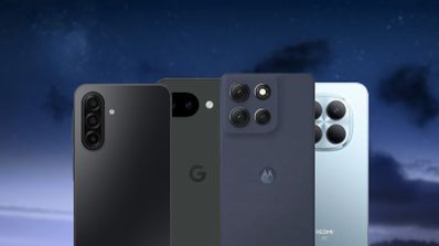 Parte trasera de cuatro smartphones Xiaomi, Samsung, Motorola y Google alineados sobre un fondo nocturno.