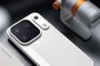 Parte trasera de un smartphone OPPO Find X10 Pro Max en color blanco con módulo de cámaras Hasselblad.