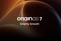 Logotipo de OriginOS 7 con el eslogan Smartly Smooth sobre un fondo con formas orgánicas en tonos cálidos.