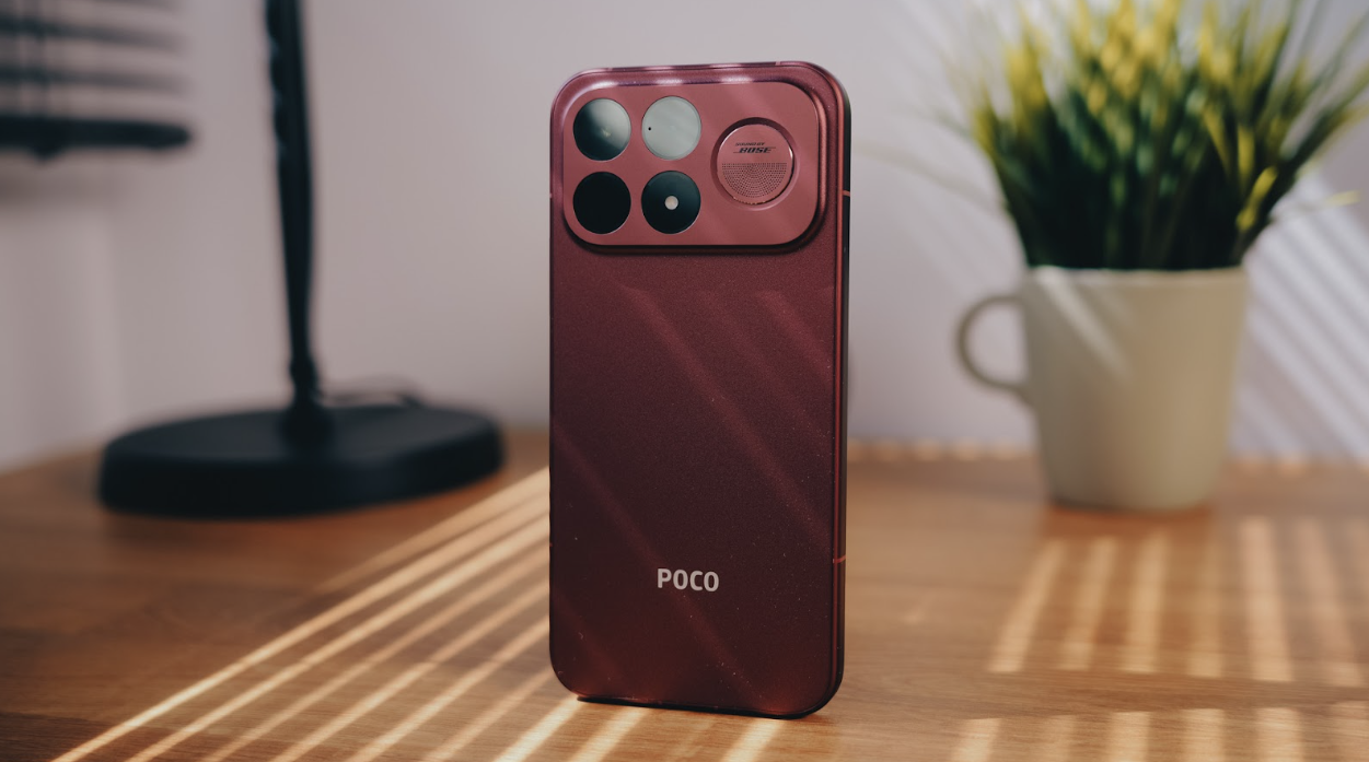 Parte trasera de un teléfono POCO F9 Ultra de color granate con patrón de líneas diagonales y módulo de cámaras cuádruple.