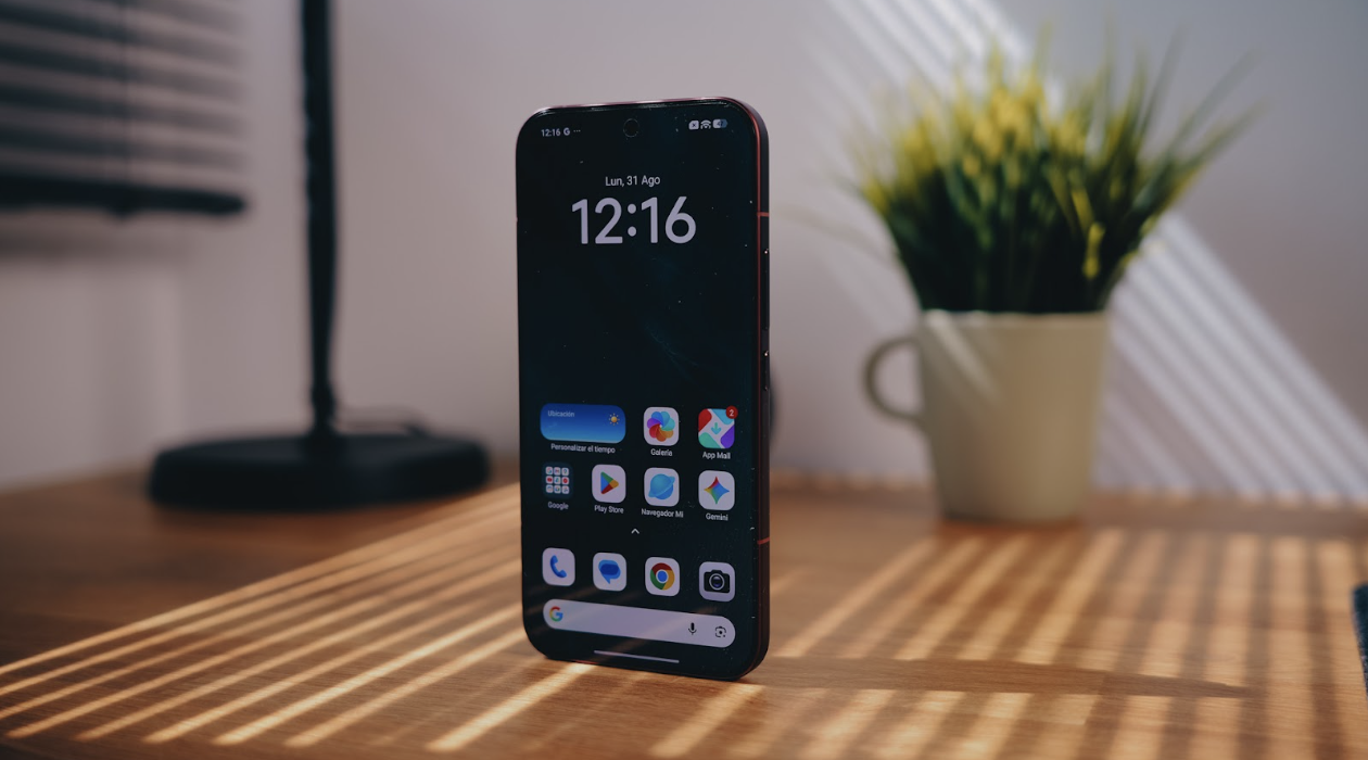 Smartphone POCO F9 Ultra en vertical sobre una mesa de madera con la pantalla de inicio encendida.