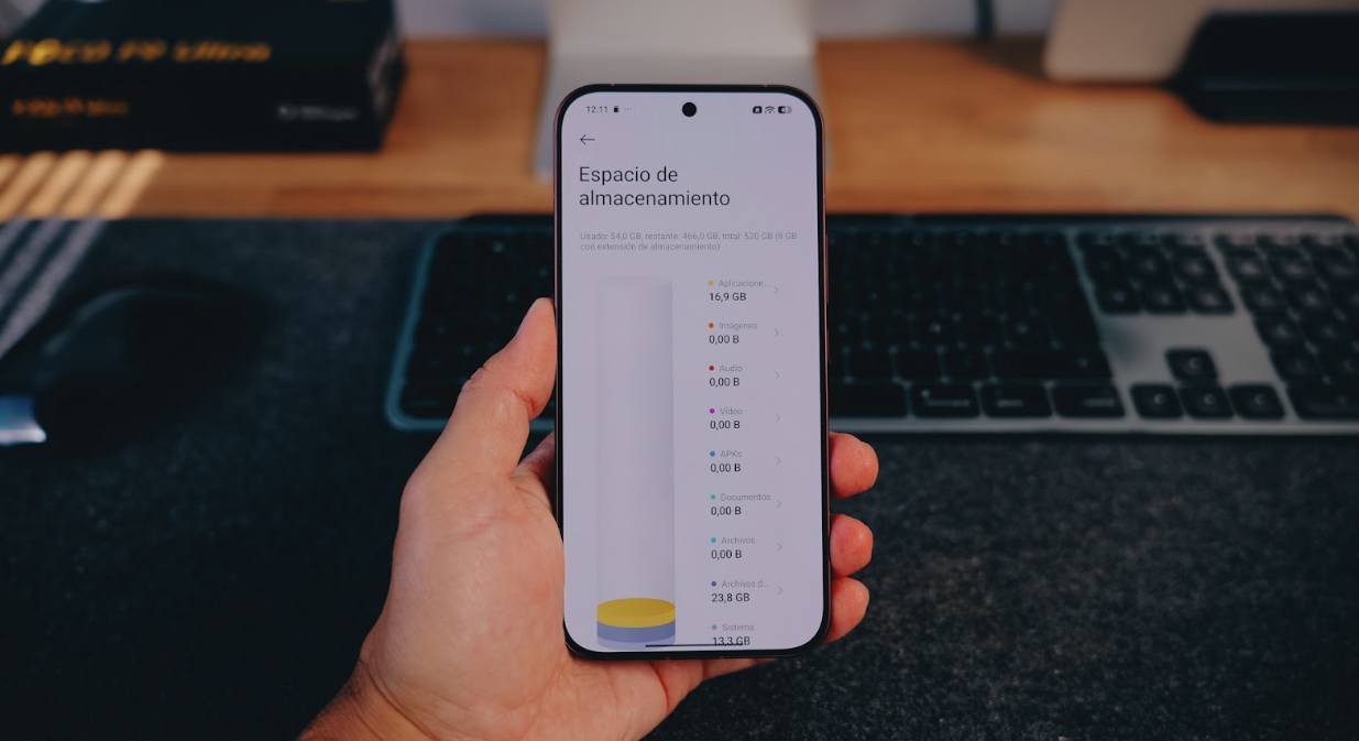 Mano sujetando un teléfono POCO F9 Ultra que muestra el menú de ajustes de espacio de almacenamiento en pantalla.