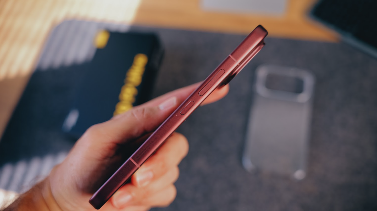 Perfil lateral del smartphone POCO F9 Ultra que muestra la ubicación de los botones físicos y el grosor del chasis.