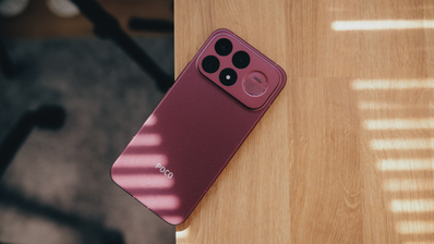 Plano cenital del teléfono POCO F9 Ultra apoyado sobre una mesa de madera con sombras lineales de persiana.