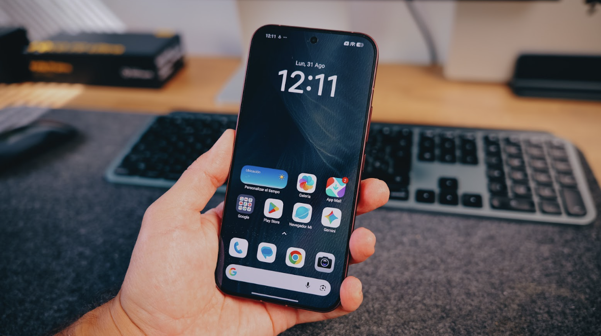 Mano sujetando un teléfono móvil POCO F9 Ultra que muestra la pantalla de inicio con varios iconos de aplicaciones y la hora.