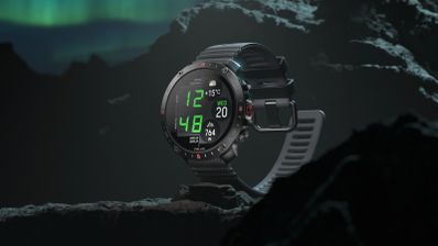 Reloj inteligente Polar Grit X2 Pro Titan sobre una roca bajo una aurora boreal.