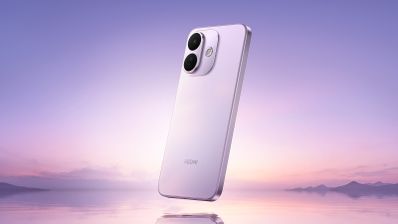 Teléfono inteligente REDMI Note 17 Pro 5G en color morado flotando sobre una superficie acuática al amanecer.