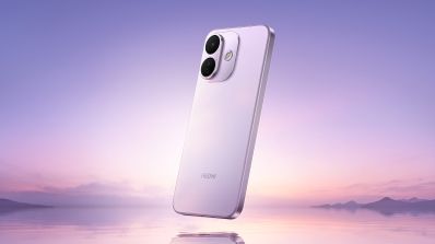 Teléfono inteligente REDMI Note 17 Pro 5G en color morado flotando sobre una superficie acuática al amanecer.