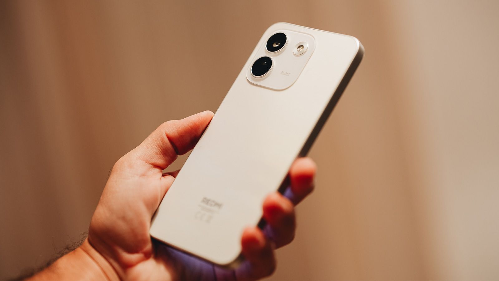 Parte trasera de un teléfono móvil Redmi Note 17 Pro Max 5G en color blanco con módulo de doble cámara circular.