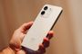 Parte trasera de un teléfono móvil Redmi Note 17 Pro Max 5G en color blanco con módulo de doble cámara circular.