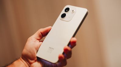 Parte trasera de un teléfono móvil Redmi Note 17 Pro Max 5G en color blanco con módulo de doble cámara circular.