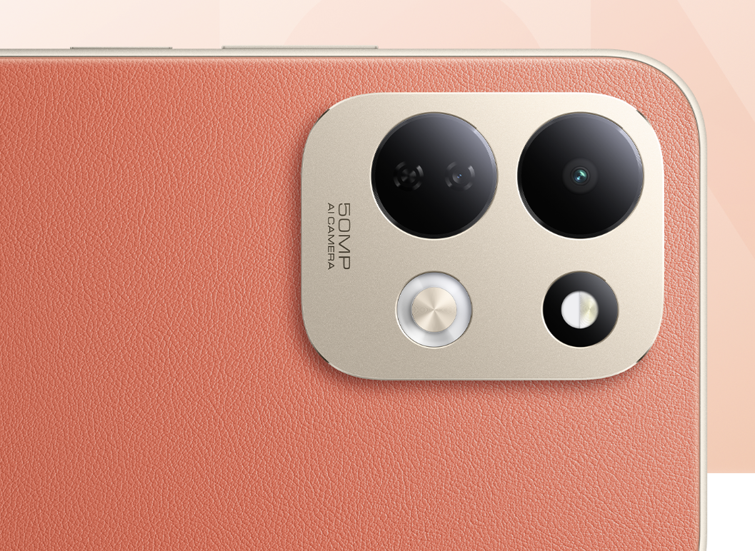 Primer plano del módulo de cámara de 50 MP en la parte trasera del Redmi 17 5G con acabado en cuero sintético naranja.