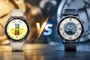 Comparativa frontal de un reloj Huawei y un reloj Xiaomi con pantallas encendidas y el texto VS en el centro.