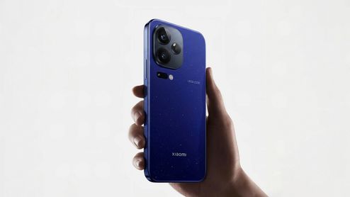 Parte trasera de un Xiaomi 18 en color azul con su módulo de cámaras triple y flash LED.