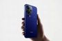 Parte trasera de un Xiaomi 18 en color azul con su módulo de cámaras triple y flash LED.