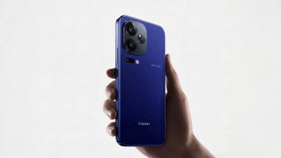 Parte trasera de un Xiaomi 18 en color azul con su módulo de cámaras triple y flash LED.
