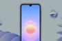 Parte frontal del smartphone Samsung Galaxy A18 con pantalla encendida y notch superior tipo gota sobre fondo decorativo azul.