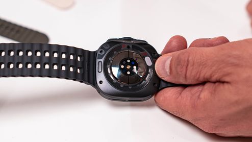 Parte posterior del Samsung Galaxy Watch Ultra mostrando la disposición de sus sensores biométricos y la correa deportiva perforada.