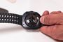 Parte posterior del Samsung Galaxy Watch Ultra mostrando la disposición de sus sensores biométricos y la correa deportiva perforada.
