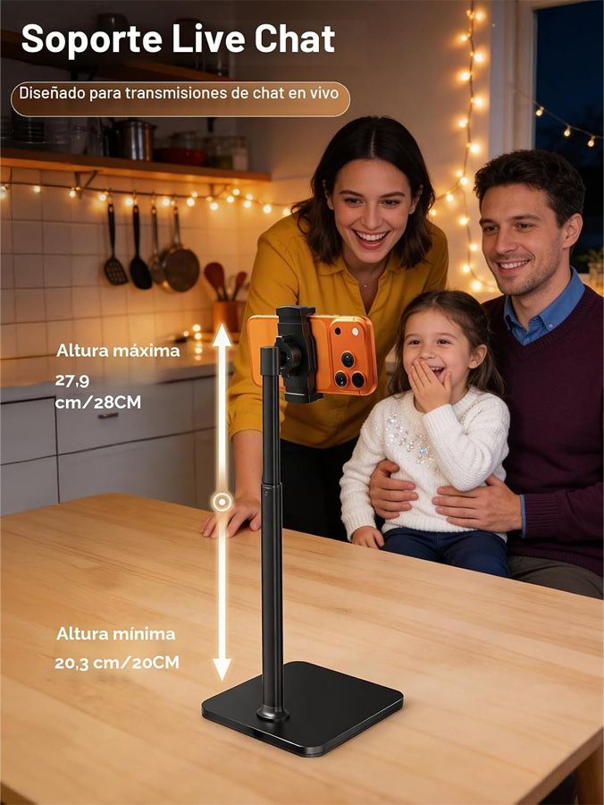 Familia de tres personas frente a un smartphone colocado en un soporte ajustable sobre una mesa de madera.