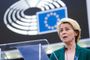Ursula von der Leyen durante su intervención en el Parlamento Europeo frente a los logotipos de la Unión Europea.