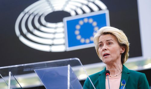 Ursula von der Leyen durante su intervención en el Parlamento Europeo frente a los logotipos de la Unión Europea.