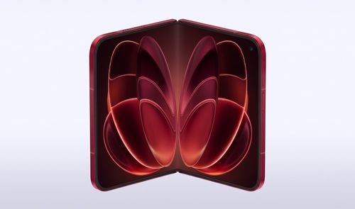 Teléfono plegable tipo libro Xiaomi 18 Fold parcialmente abierto con fondo de pantalla en tonos rojos