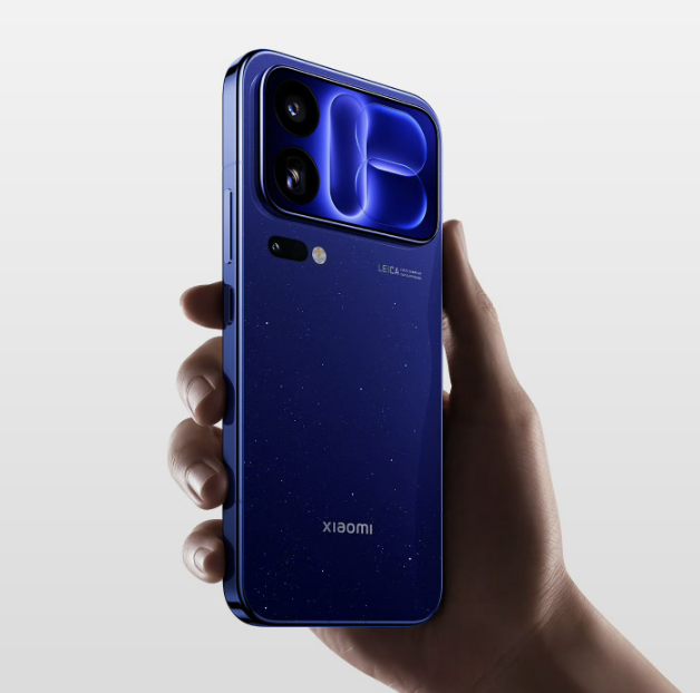 Mano sujetando un smartphone Xiaomi 18 Pro de color azul con acabado brillante y módulo de cámara con óptica Leica.