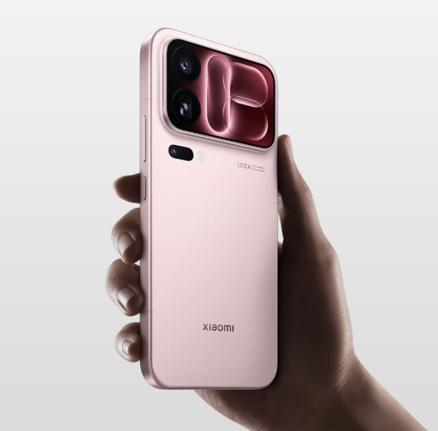 Parte trasera de un teléfono móvil Xiaomi 18 Pro en color rosa claro con su gran módulo de cámaras rectangular.