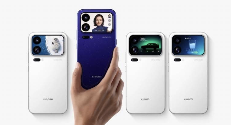 Cuatro unidades del Xiaomi 18 Pro en colores blanco y morado mostrando las funciones de su pantalla secundaria trasera.