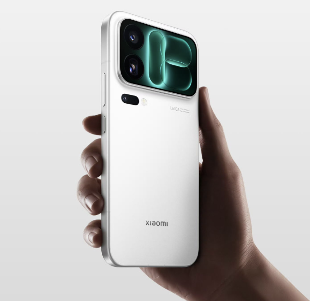 Perspectiva lateral y trasera de un Xiaomi 18 Pro blanco sujetado con una mano.
