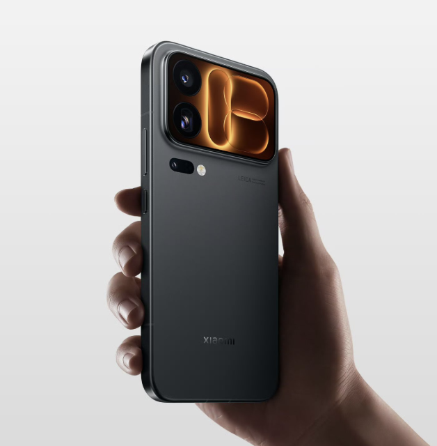 Primer plano del panel posterior de un Xiaomi 18 Pro en color gris oscuro con una ilustración abstracta naranja en el módulo de cámaras.