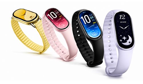 Cuatro pulseras inteligentes Xiaomi Smart Band 11 con diferentes correas y esferas personalizadas sobre fondo blanco.