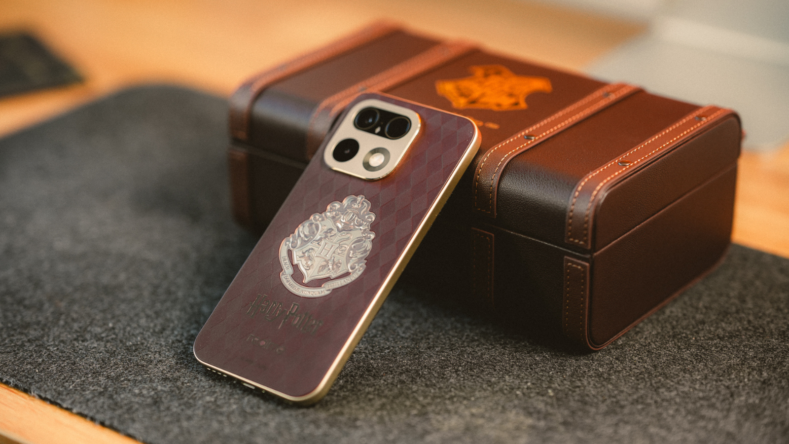 realme 16 Pro Harry Potter Edition apoyado sobre su caja