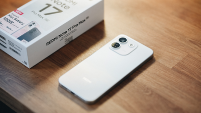 Teléfono Redmi Note 17 Pro Max de color blanco sobre una mesa de madera junto a su caja de venta.