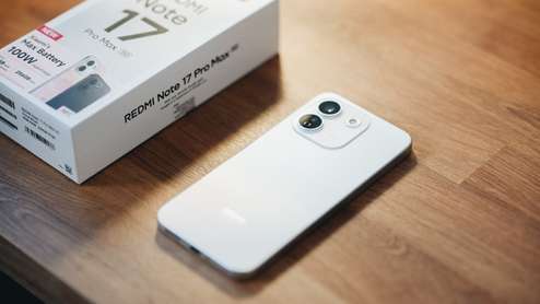Teléfono Redmi Note 17 Pro Max de color blanco sobre una mesa de madera junto a su caja de venta.