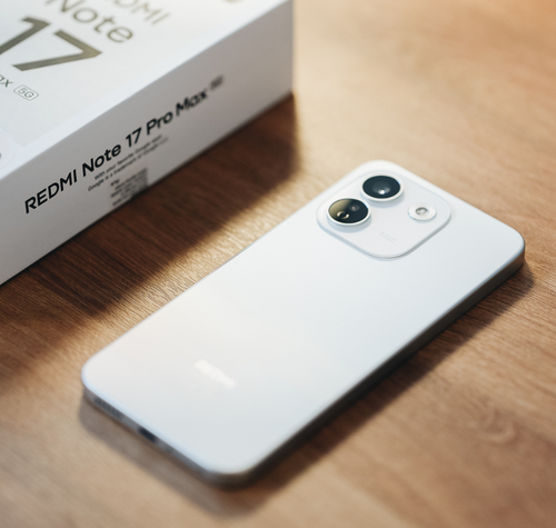 Teléfono Redmi Note 17 Pro Max de color blanco sobre una mesa de madera junto a su caja de venta.