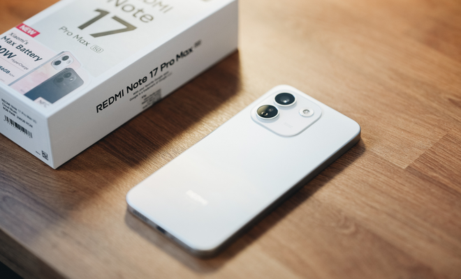 Teléfono Redmi Note 17 Pro Max de color blanco sobre una mesa de madera junto a su caja de venta.